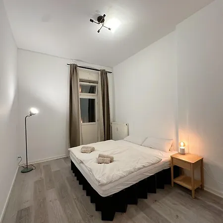 In Shared In Berlin-kreuzberg Apartment *